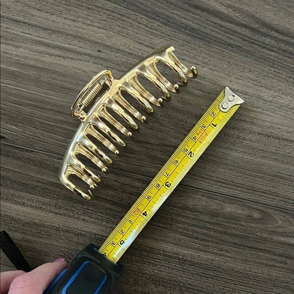 Modern Girl Gold Claw Hair Clip - Picture 4 of 4